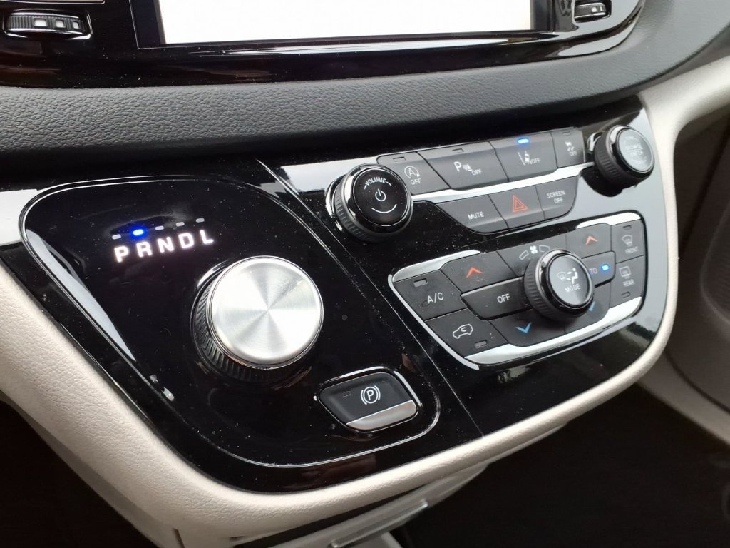 Certified 2024 Chrysler Pacifica Touring-L FWD image 17