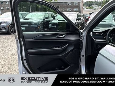 Used 2023 Jeep Grand Cherokee L Laredo AWD/4WD image 8