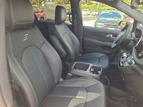 New 2026 Chrysler Pacifica Select w/ S Appearance Package image 28
