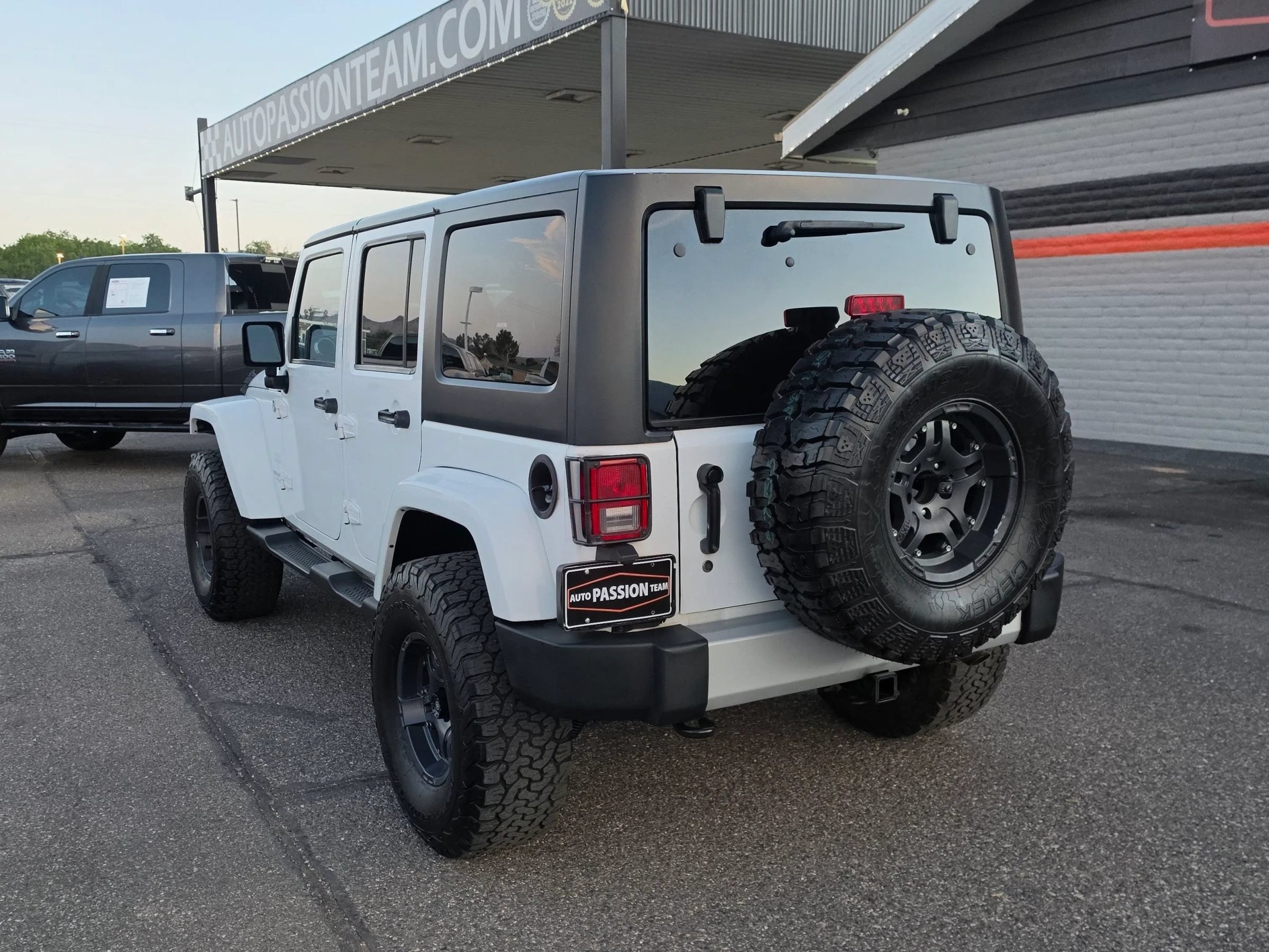 Used 2012 Jeep Wrangler Unlimited Sahara w/ Dual Top Group AWD/4WD image 3