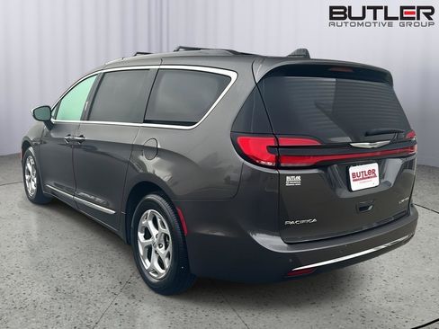 Used 2023 Chrysler Pacifica Limited FWD image 4