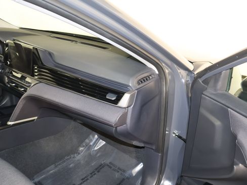 Used 2025 Toyota Camry LE image 41