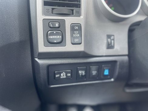 Used 2011 Toyota Tundra 4x4 CrewMax image 17