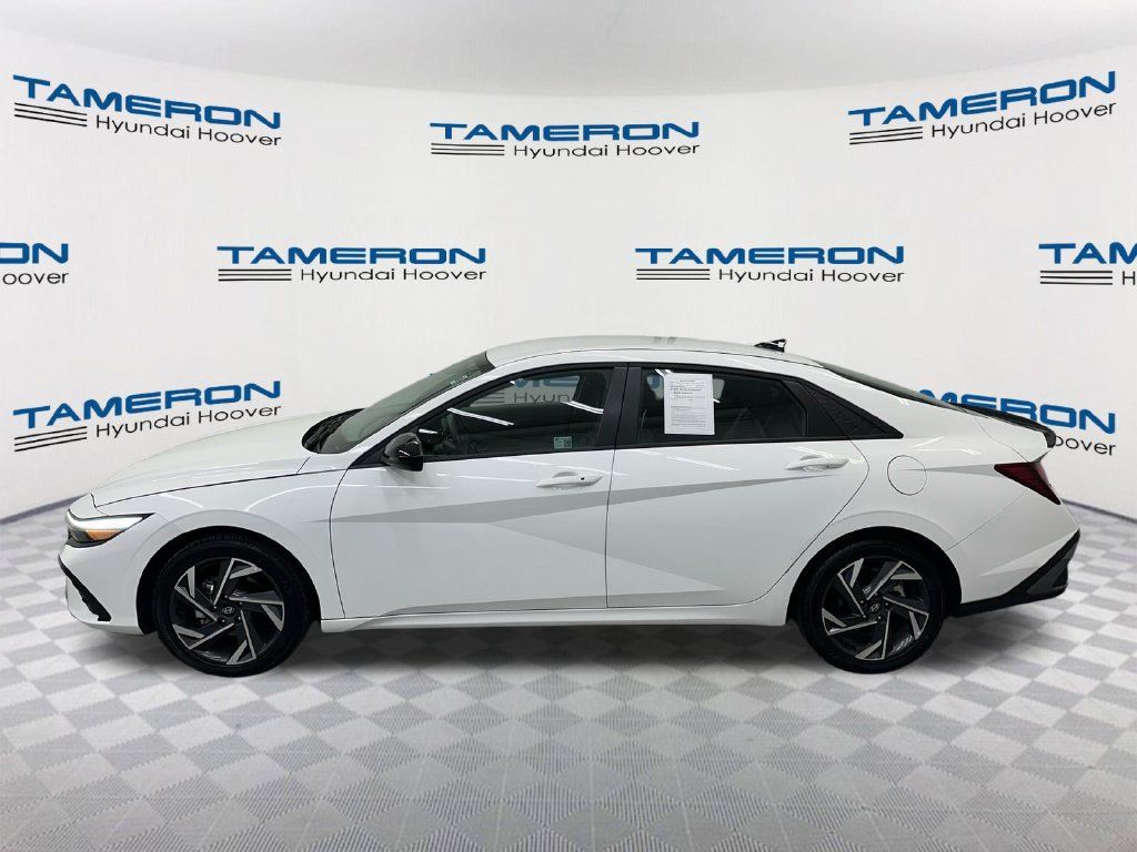 Certified 2025 Hyundai Elantra Sport FWD image 2