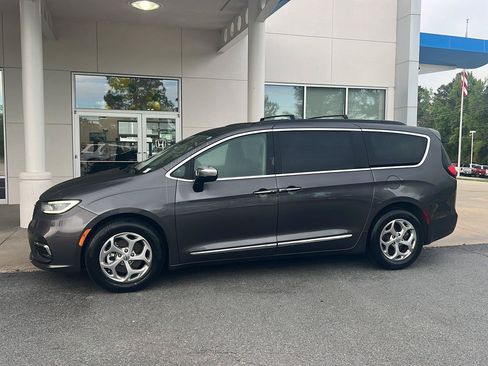 Used 2023 Chrysler Pacifica Limited FWD image 3