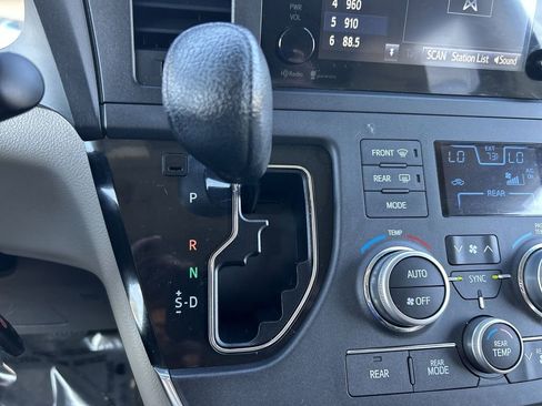 Used 2015 Toyota Sienna LE image 19