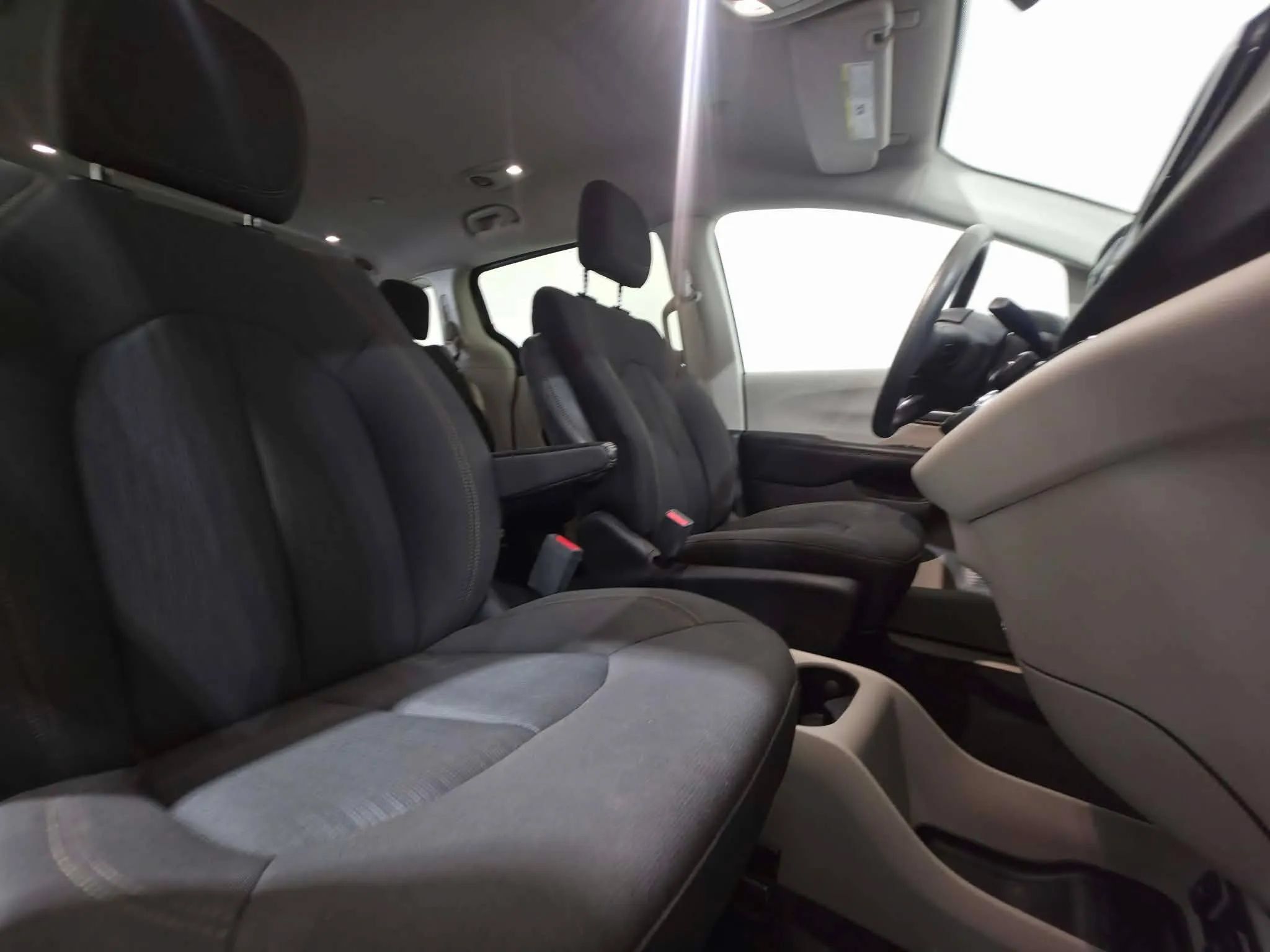 Used 2017 Chrysler Pacifica Touring FWD image 19