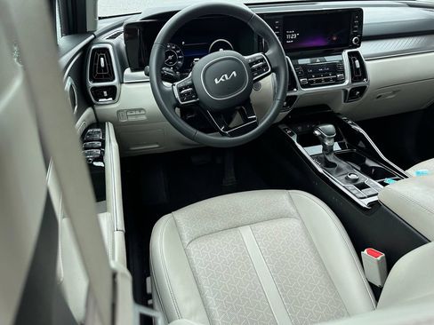 Used 2023 Kia Sorento SX AWD/4WD image 4
