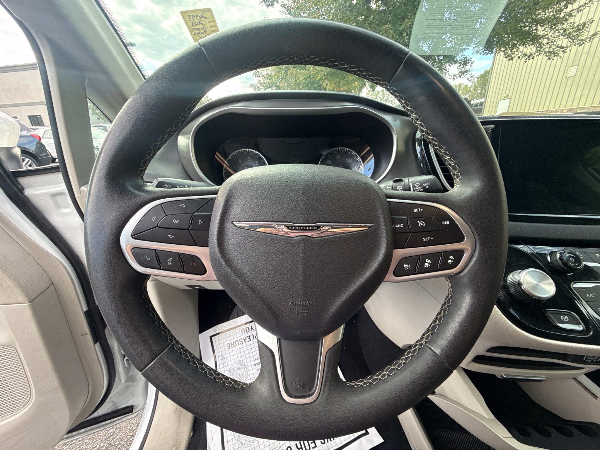 Used 2023 Chrysler Pacifica Touring-L FWD image 21