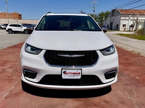 Used 2023 Chrysler Pacifica Limited FWD image 2