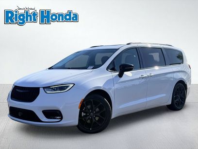 Used 2025 Chrysler Pacifica Limited