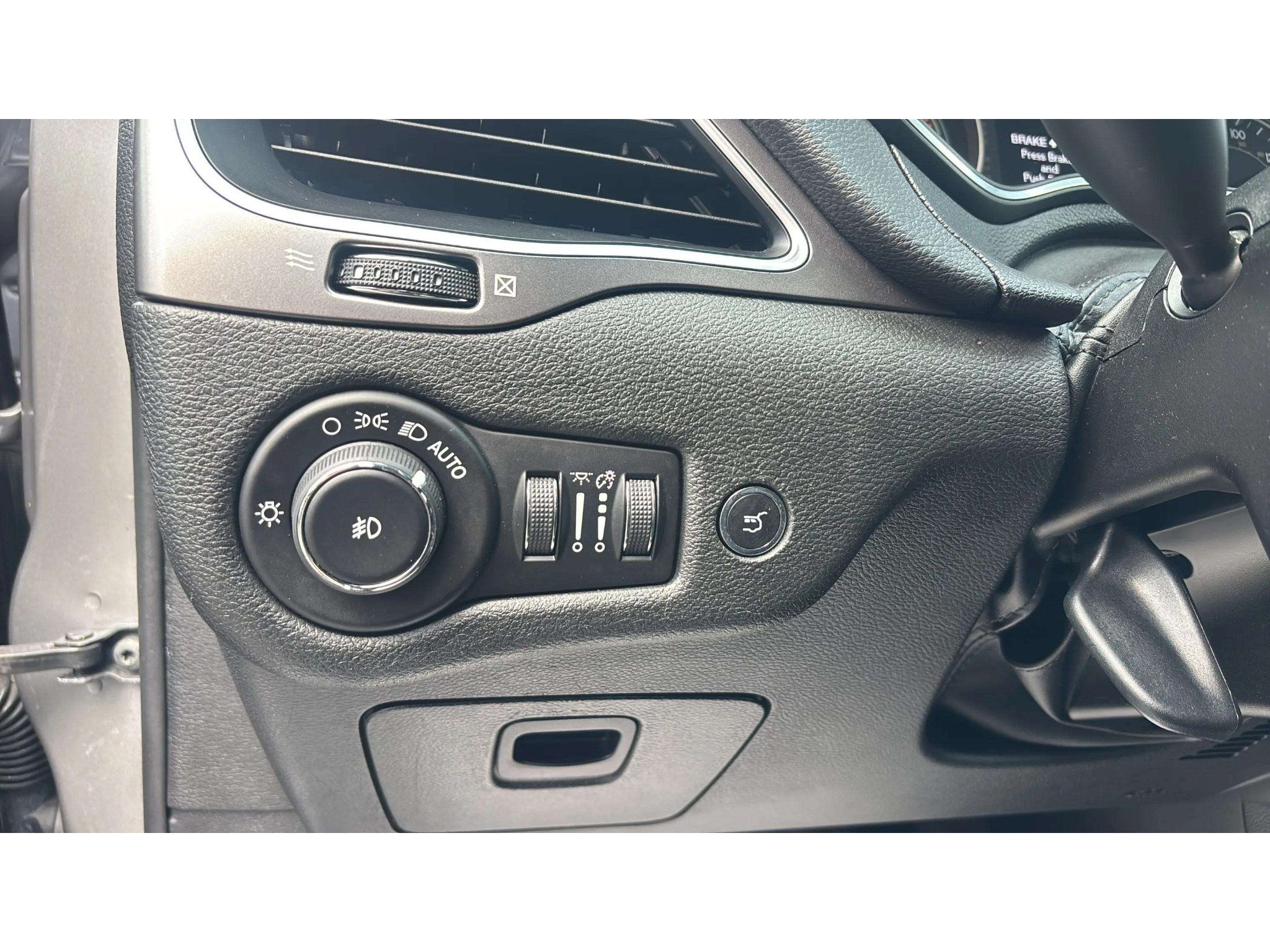 Used 2019 Jeep Cherokee Latitude Plus w/ Comfort/Convenience Group AWD/4WD image 19