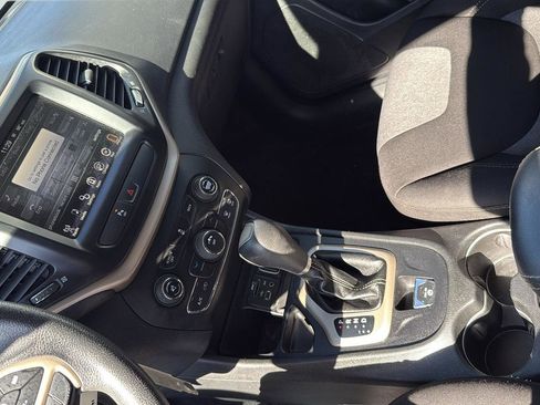 Used 2018 Jeep Cherokee Latitude FWD image 29