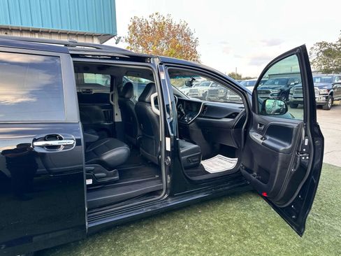 Used 2017 Toyota Sienna SE image 8
