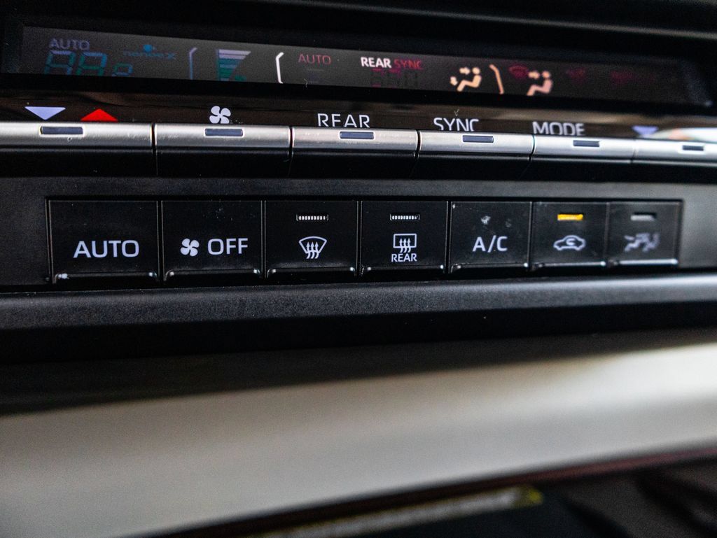 Used 2024 Toyota Sienna LE w/ LE Plus Package FWD image 30