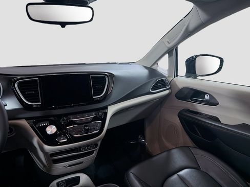 Used 2024 Chrysler Pacifica Touring-L FWD image 23