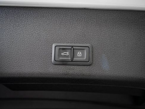Used 2022 Audi e-tron Premium w/ Convenience Plus Package image 20