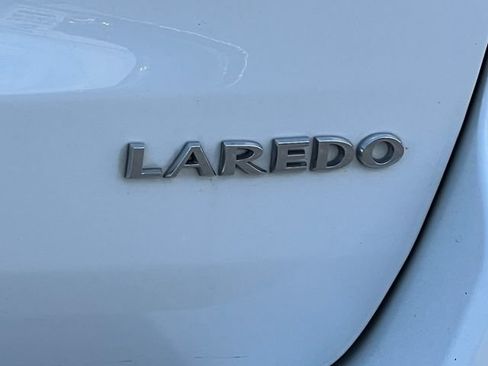Used 2019 Jeep Grand Cherokee Laredo AWD/4WD image 9