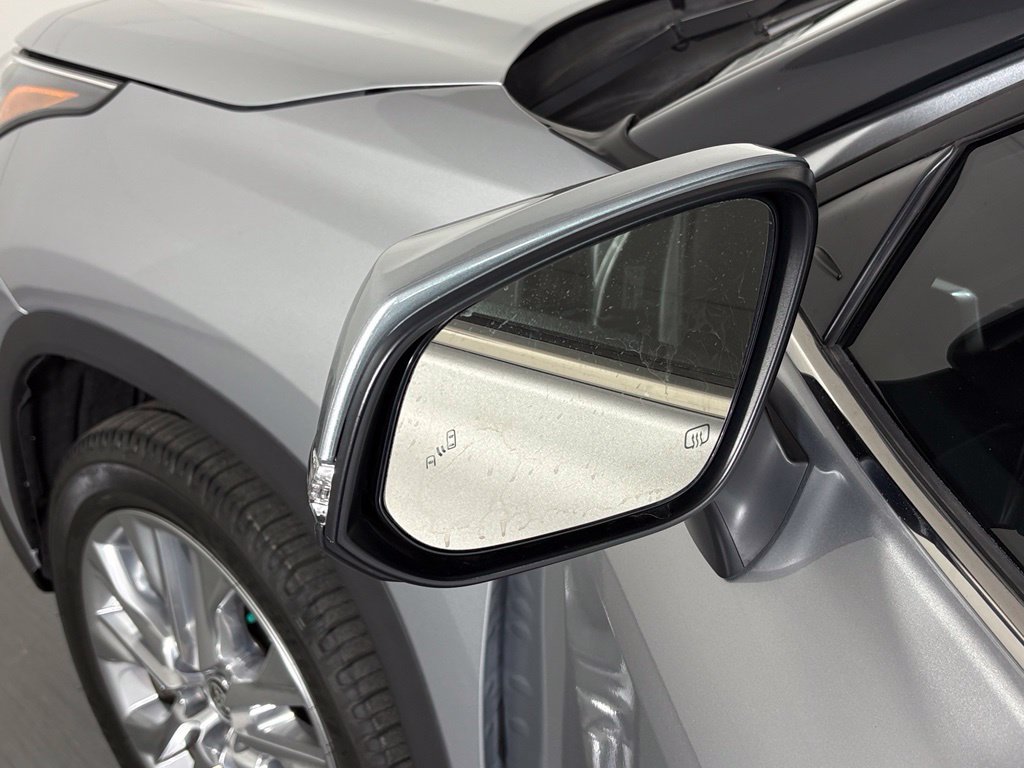 Used 2024 Toyota Highlander Limited AWD/4WD image 12