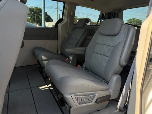 Used 2010 Chrysler Town & Country Touring image 19