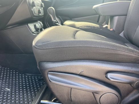 Used 2023 Jeep Renegade Latitude AWD/4WD image 15