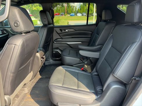 Used 2025 Chevrolet Traverse LT w/ Enhanced Driving Package FWD image 10