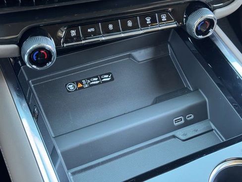 New 2026 Chevrolet Suburban High Country image 15