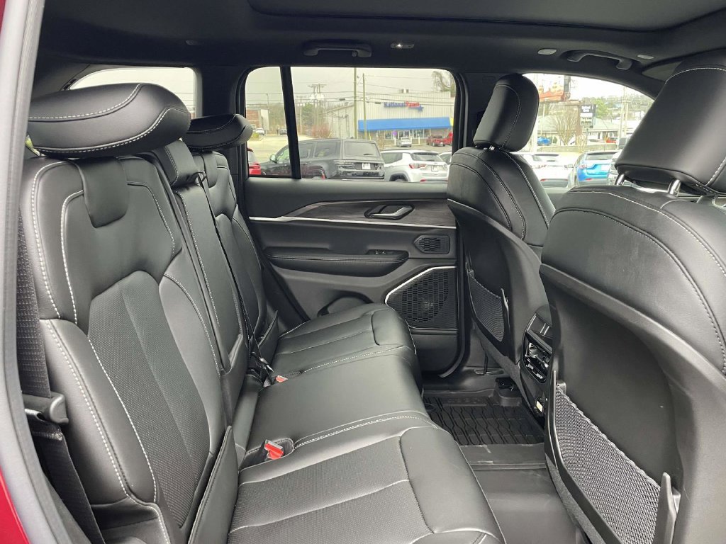 New 2026 Jeep Grand Cherokee Limited w/ Luxury Tech Group II AWD/4WD image 17