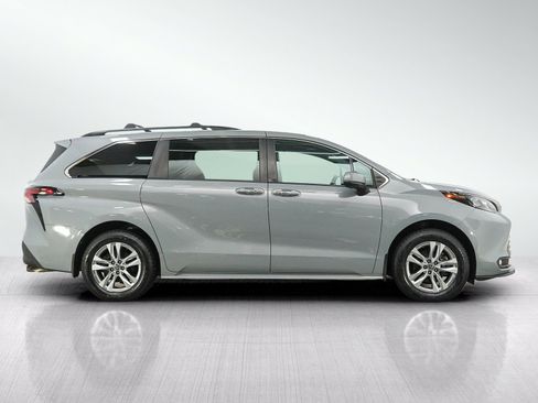 Used 2022 Toyota Sienna XLE Woodland Edition AWD/4WD image 6