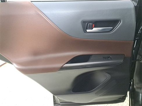 Used 2023 Toyota Venza Limited image 14
