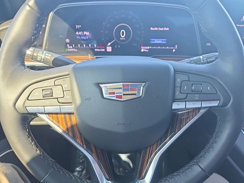 Used 2022 Cadillac Escalade Premium Luxury RWD image 17