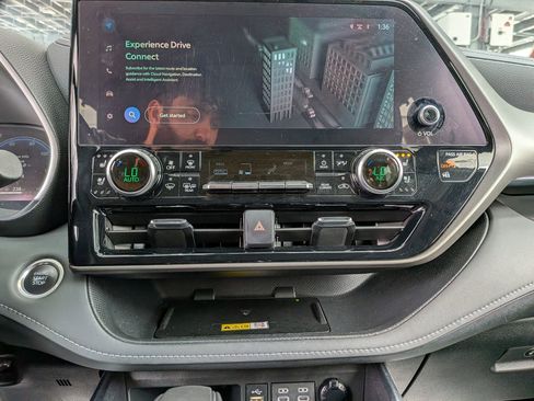 Certified 2024 Toyota Highlander Limited FWD image 19