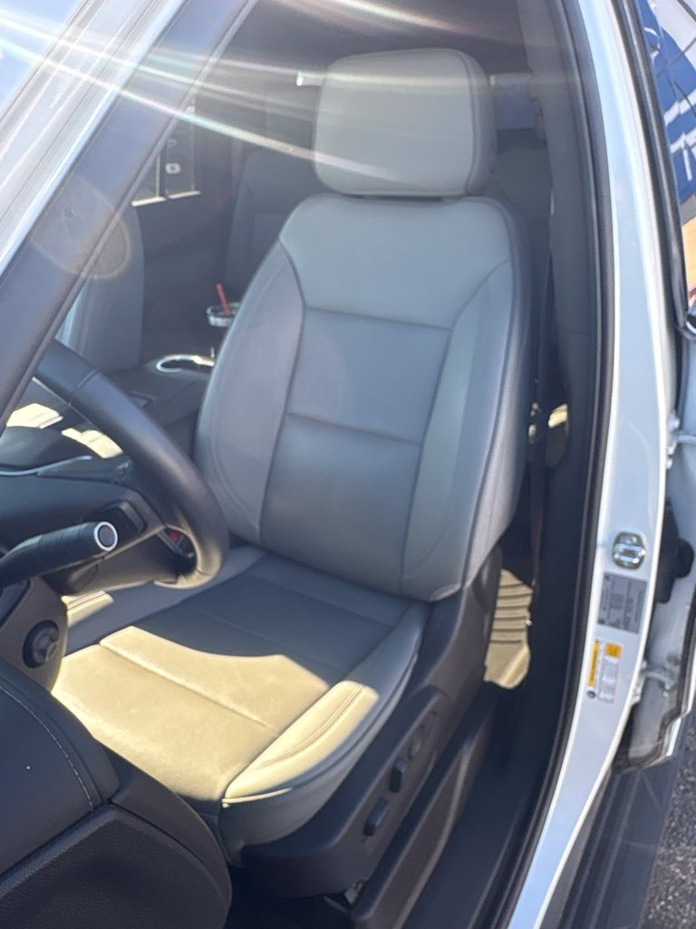 Used 2023 GMC Yukon XL SLT w/ SLT Luxury Package AWD/4WD image 4