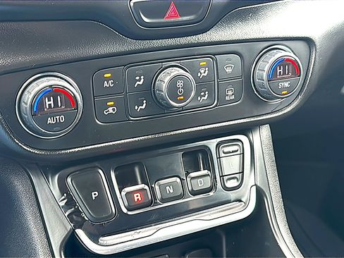 Used 2021 GMC Terrain SLE w/ Driver Convenience Package image 33