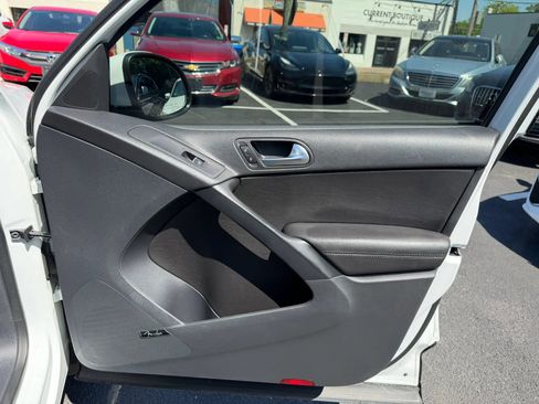 Used 2015 Volkswagen Tiguan SEL image 12