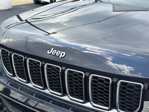 Used 2023 Jeep Grand Cherokee L Overland AWD/4WD image 10