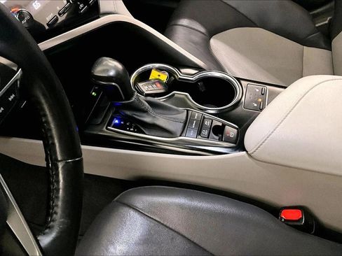 Used 2020 Toyota Camry XLE w/ Sunroof Package image 17