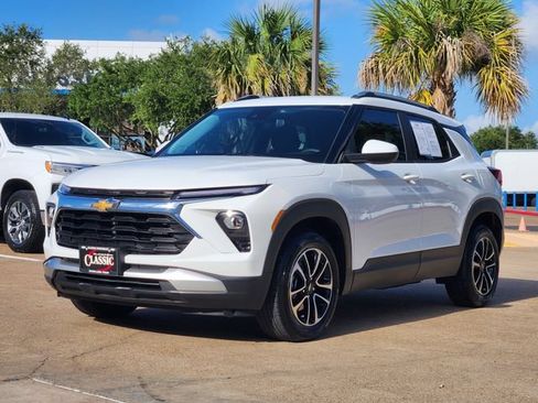 Used 2026 Chevrolet TrailBlazer LT w/ LT Cold Weather Package FWD image 3