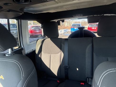 Used 2016 Jeep Wrangler Unlimited Sahara image 32