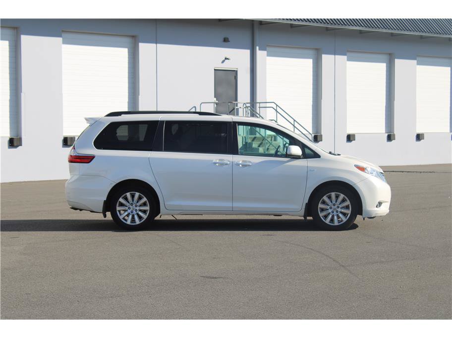 Used 2017 Toyota Sienna XLE w/ XLE Navigation Package AWD/4WD image 4