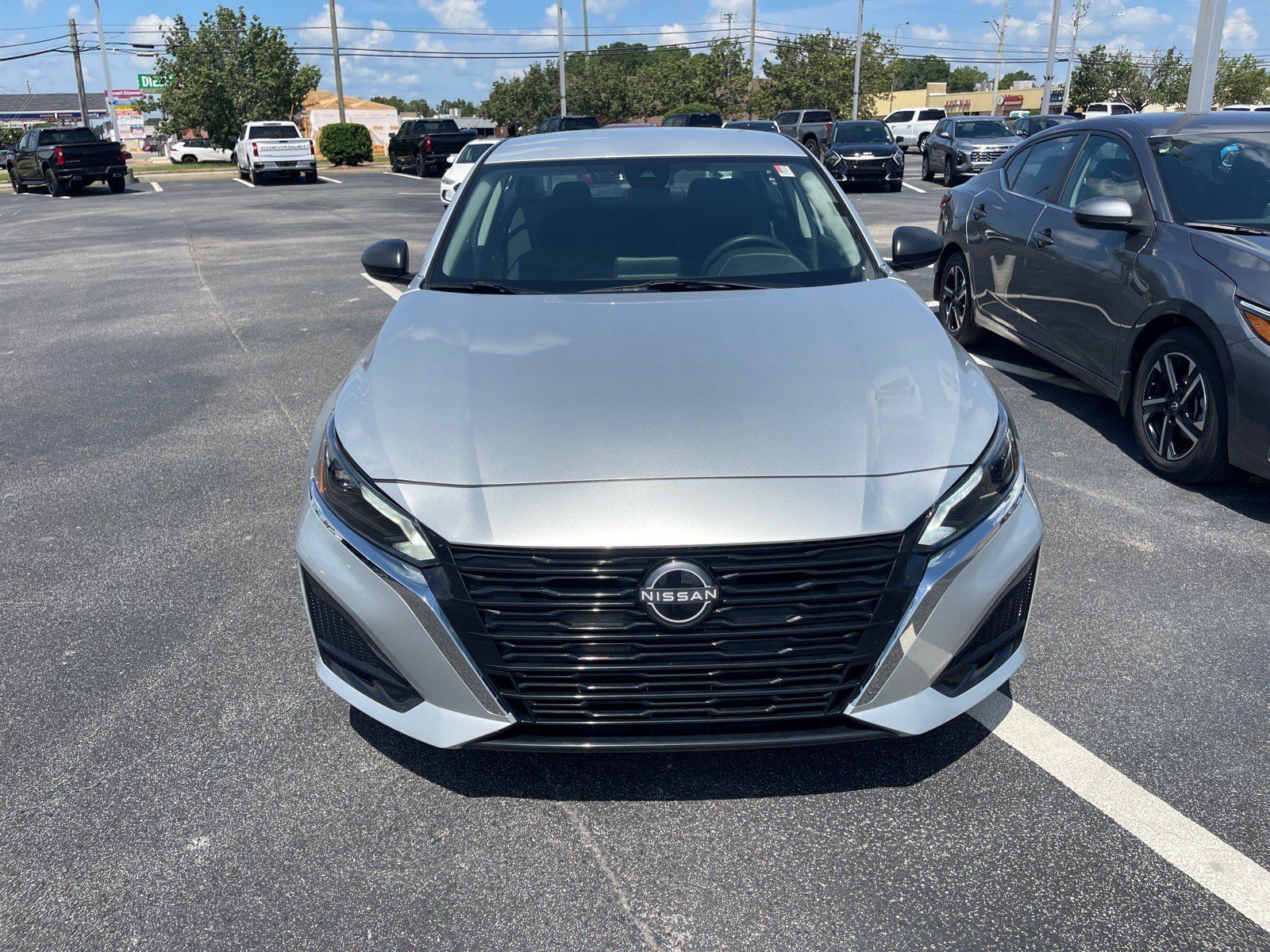 Used 2025 Nissan Altima 2.5 SV FWD image 2