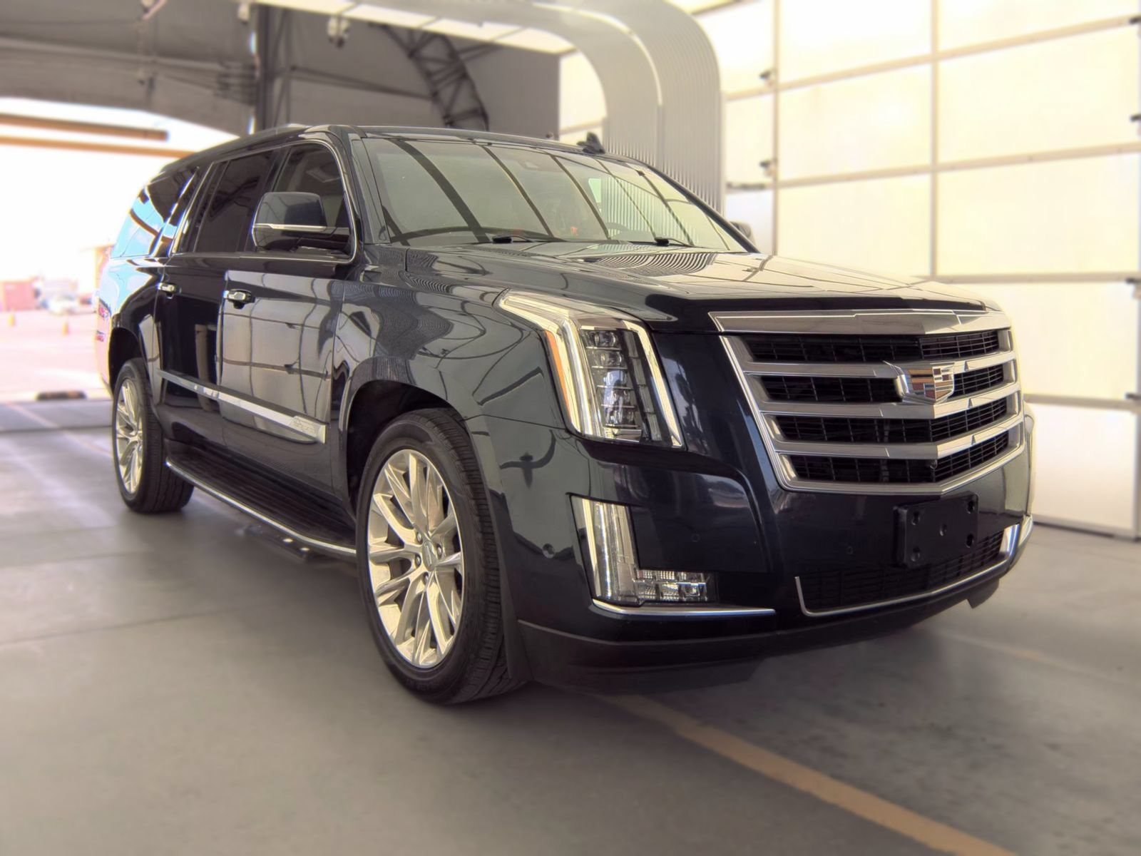 Used 2019 Cadillac Escalade ESV Luxury RWD image 2