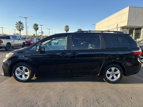 Used 2018 Toyota Sienna LE w/ Carpet Mat Package image 4