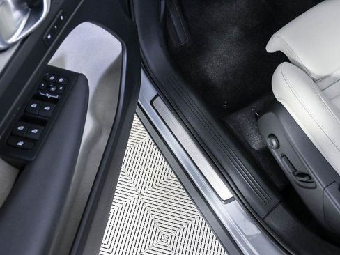 Certified 2026 Volvo XC40 B5 Plus AWD/4WD image 9