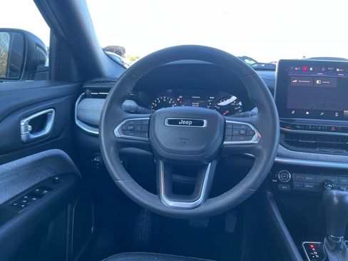 Used 2023 Jeep Compass Latitude image 17