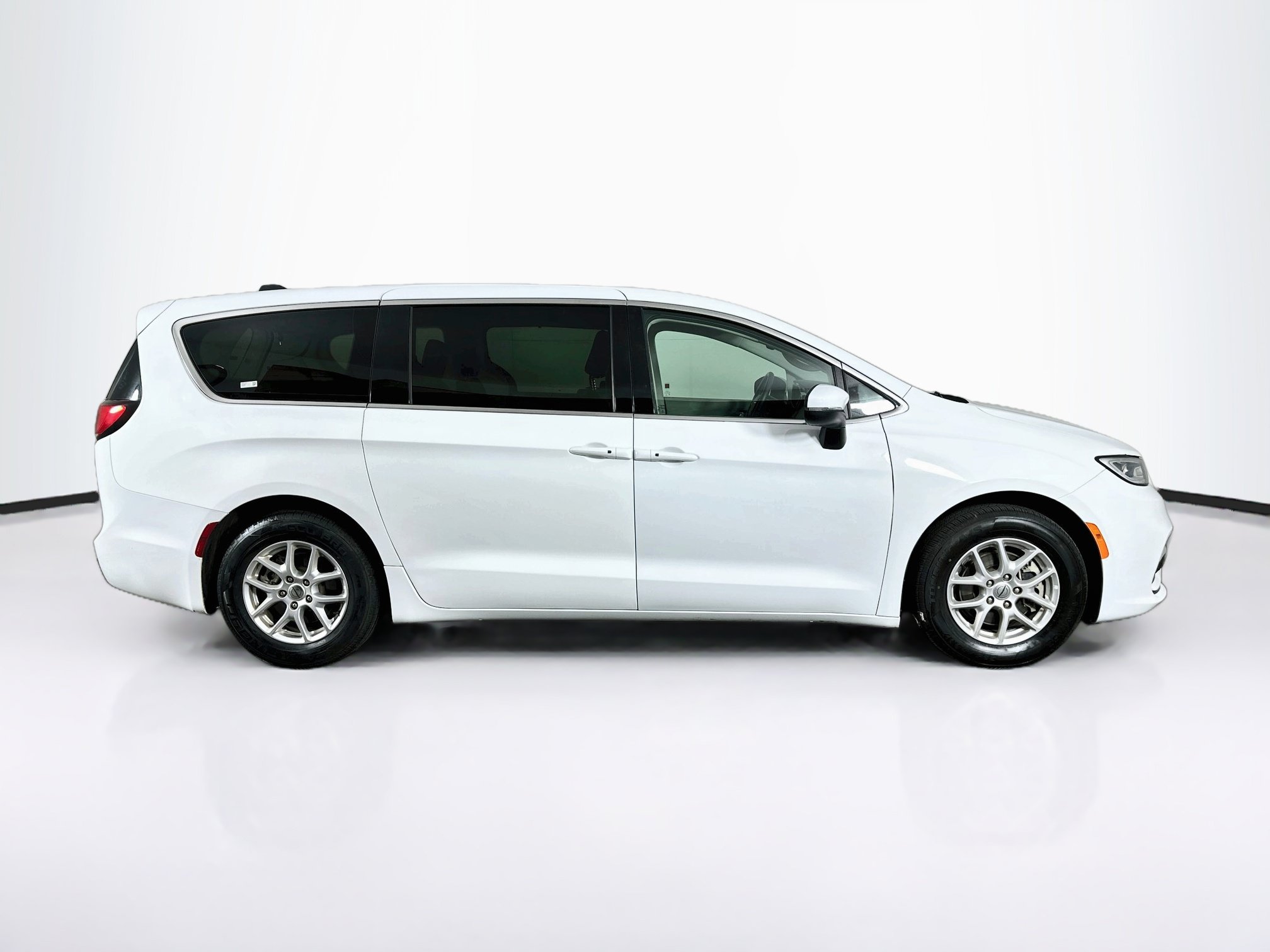Used 2023 Chrysler Pacifica Touring-L FWD image 10