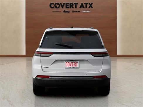 New 2026 Jeep Grand Cherokee Altitude image 4