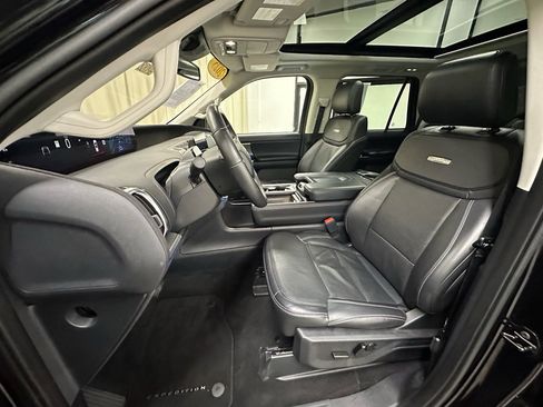 Used 2025 Ford Expedition Platinum image 29