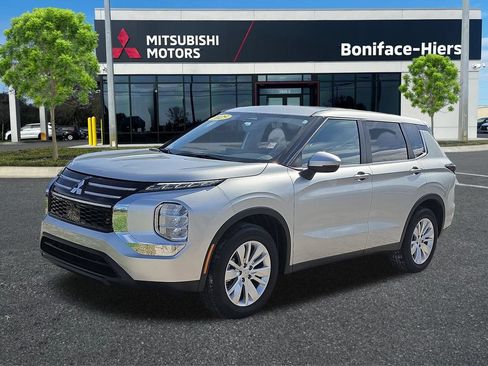 Used 2025 Mitsubishi Outlander ES FWD image 2