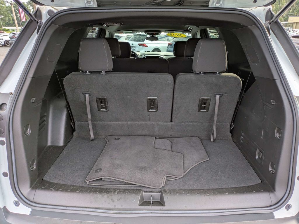 Used 2023 Chevrolet Traverse LT FWD image 14